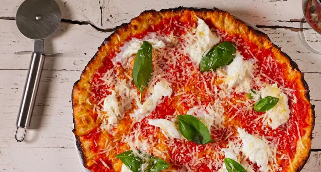 La recette de la pizza romaine, fine et croustillante